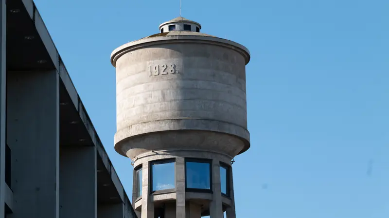 Château d'eau en béton d'une commune sous un ciel dégagé